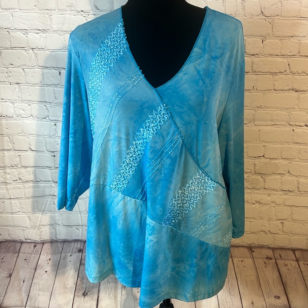 18/20 Venezia Avenue neck blue 3/4 sleeve Very good condition. Lightly Sparkles